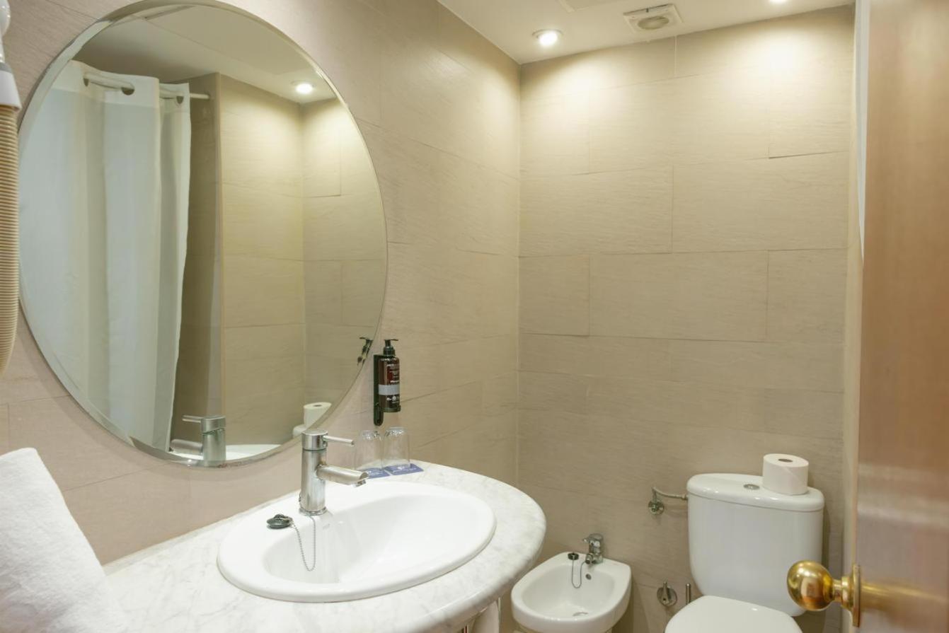Habitación doble Essential con vistas a la piscina (3 adultos)