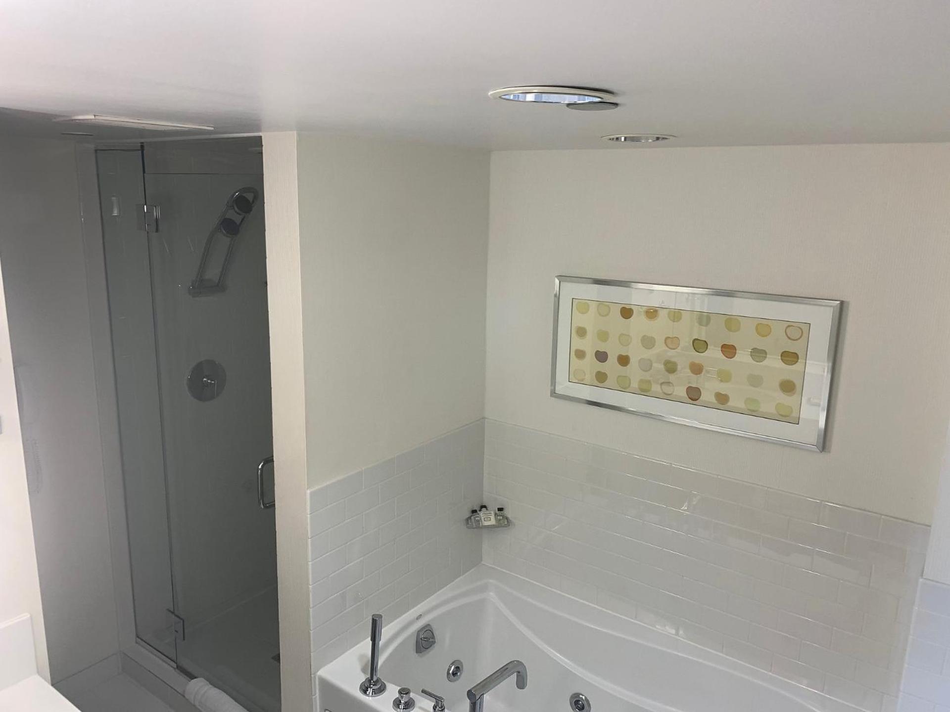 Tweepersoonskamer met 2 Tweepersoonsbedden - Geschikt voor Gasten met een Lichamelijke Beperking  / Drempelvrije Douche / Rookvrij