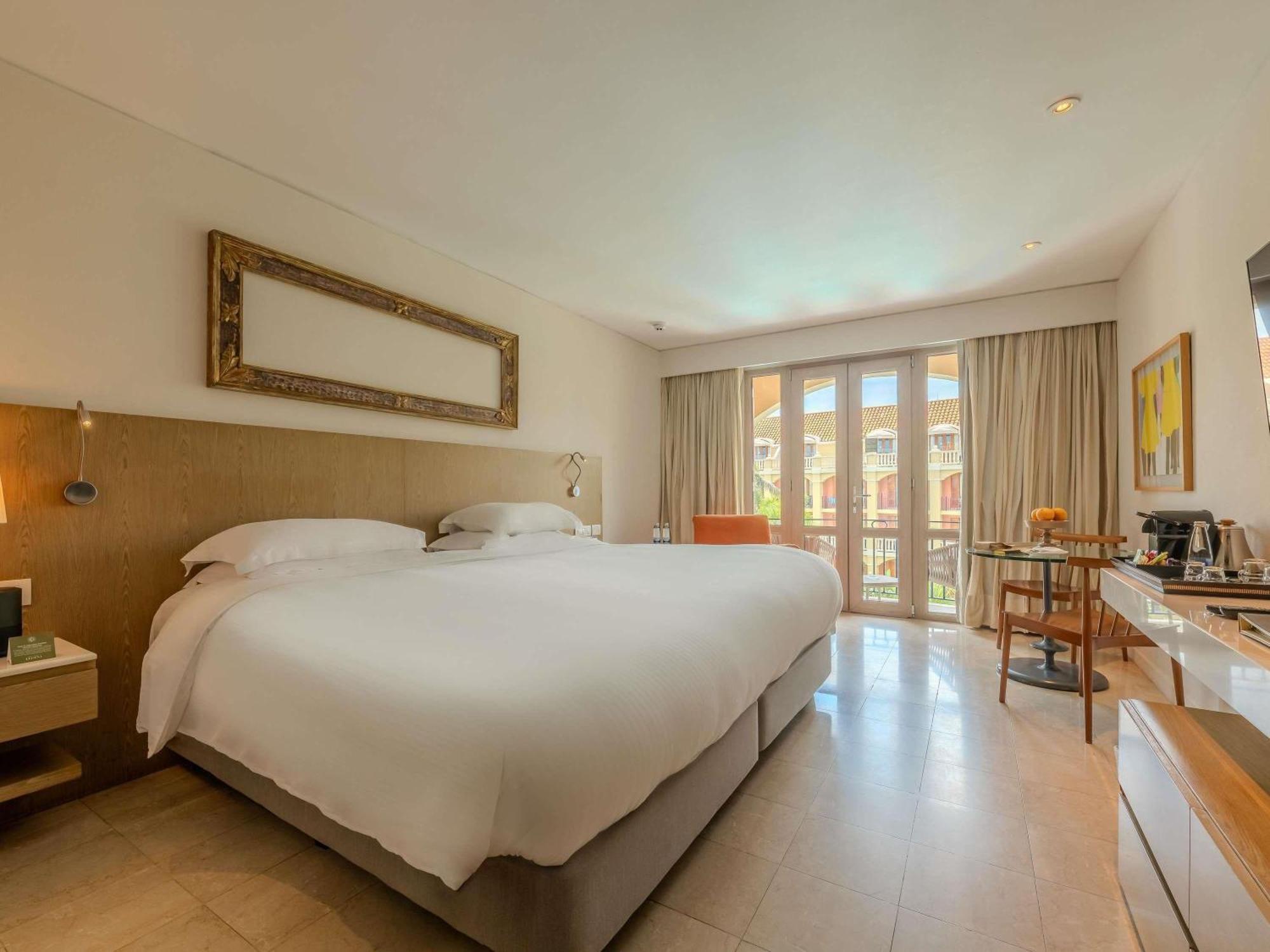Superior Kamer met Kingsize Bed, Balkon en Uitzicht op het Zwembad