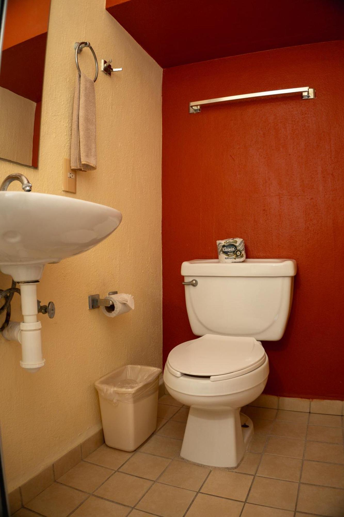 Suite con cama grande y balcón