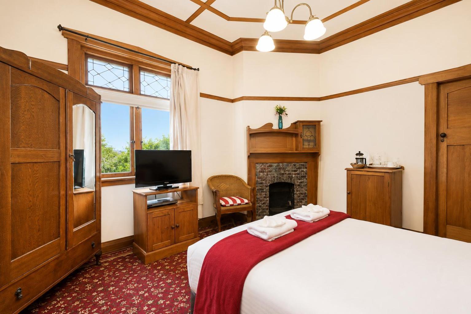 Habitación Lodge con cama grande y bañera de hidromasaje