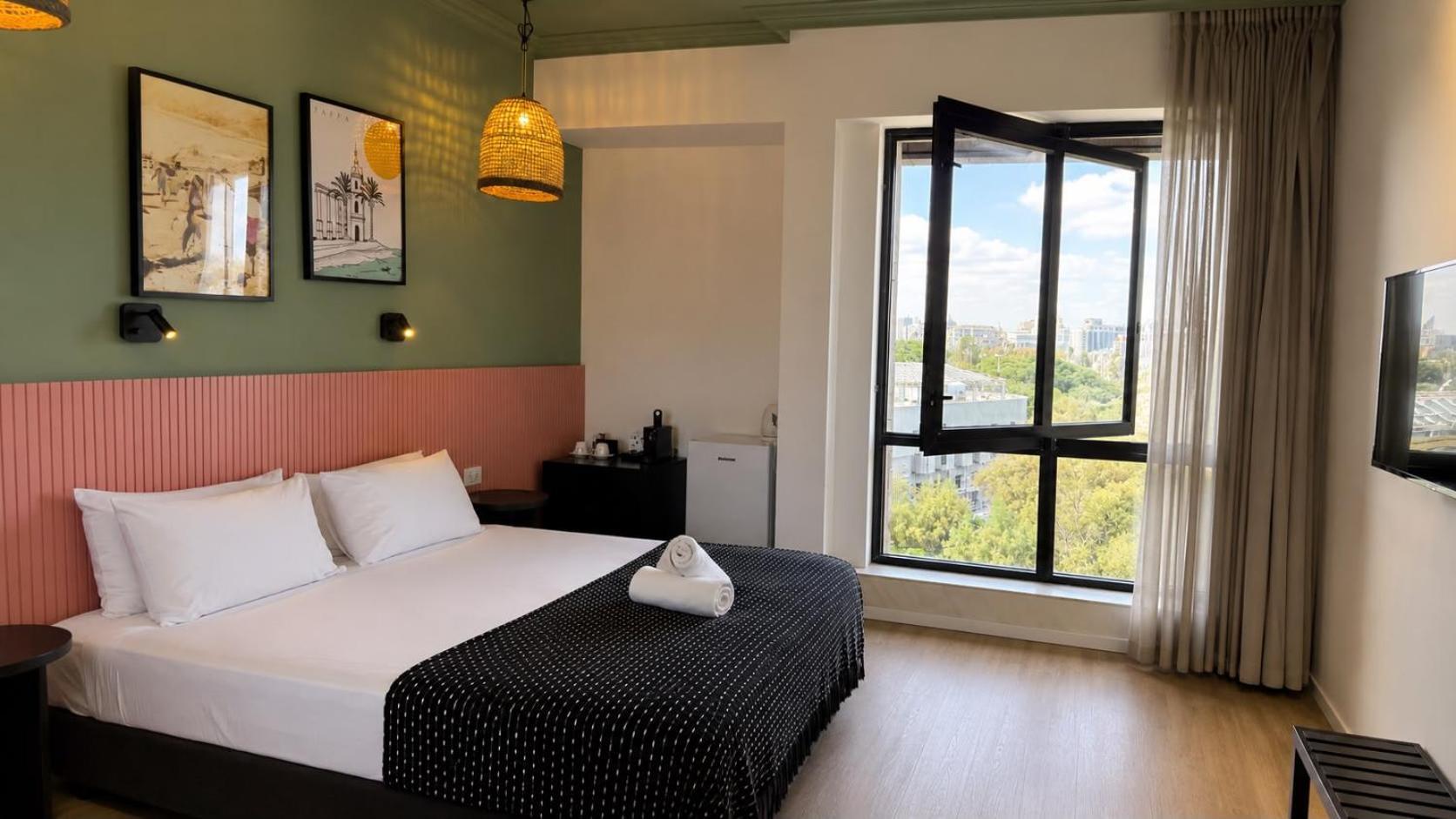 Standard Queen Room