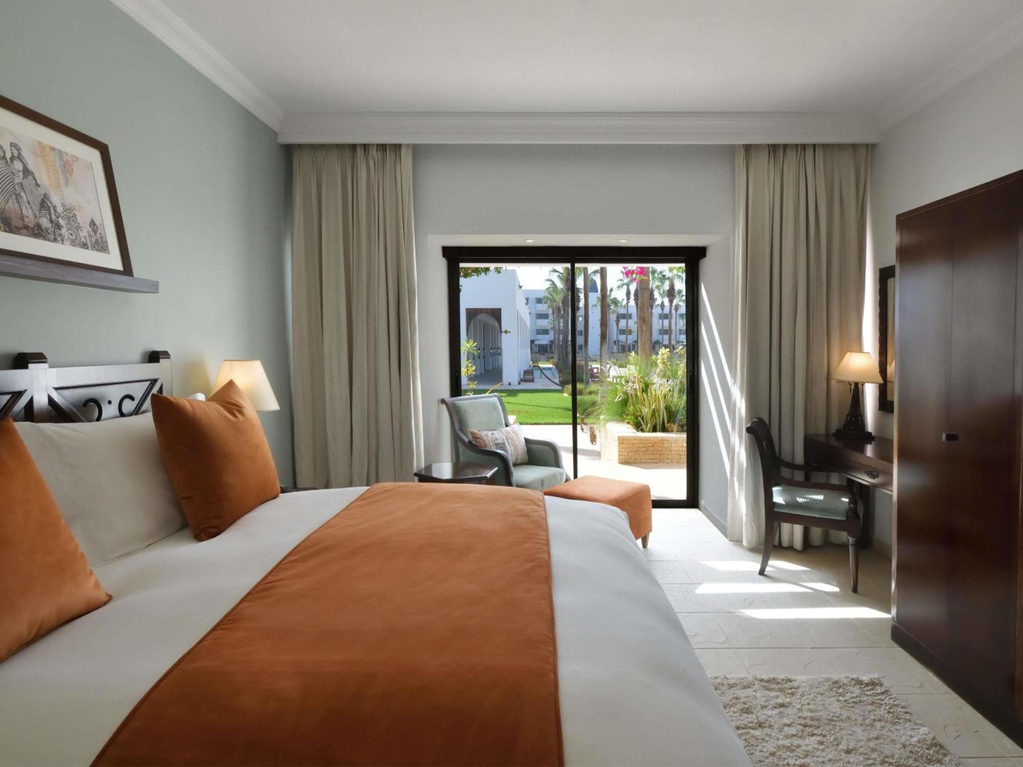 Habitación Deluxe con terraza y vistas a la piscina - 1 cama extragrande