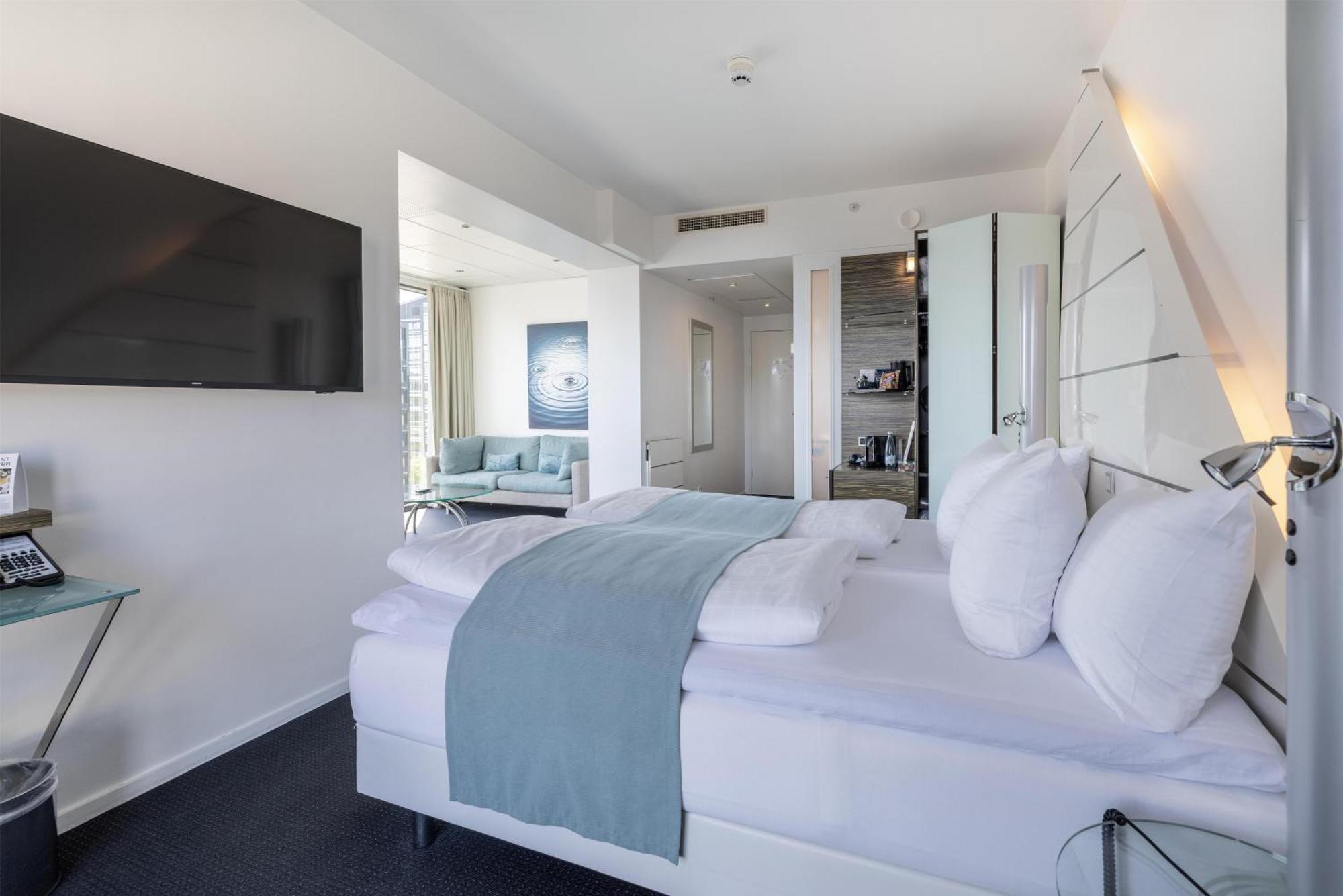 Suite w or Canal View & Lounge access