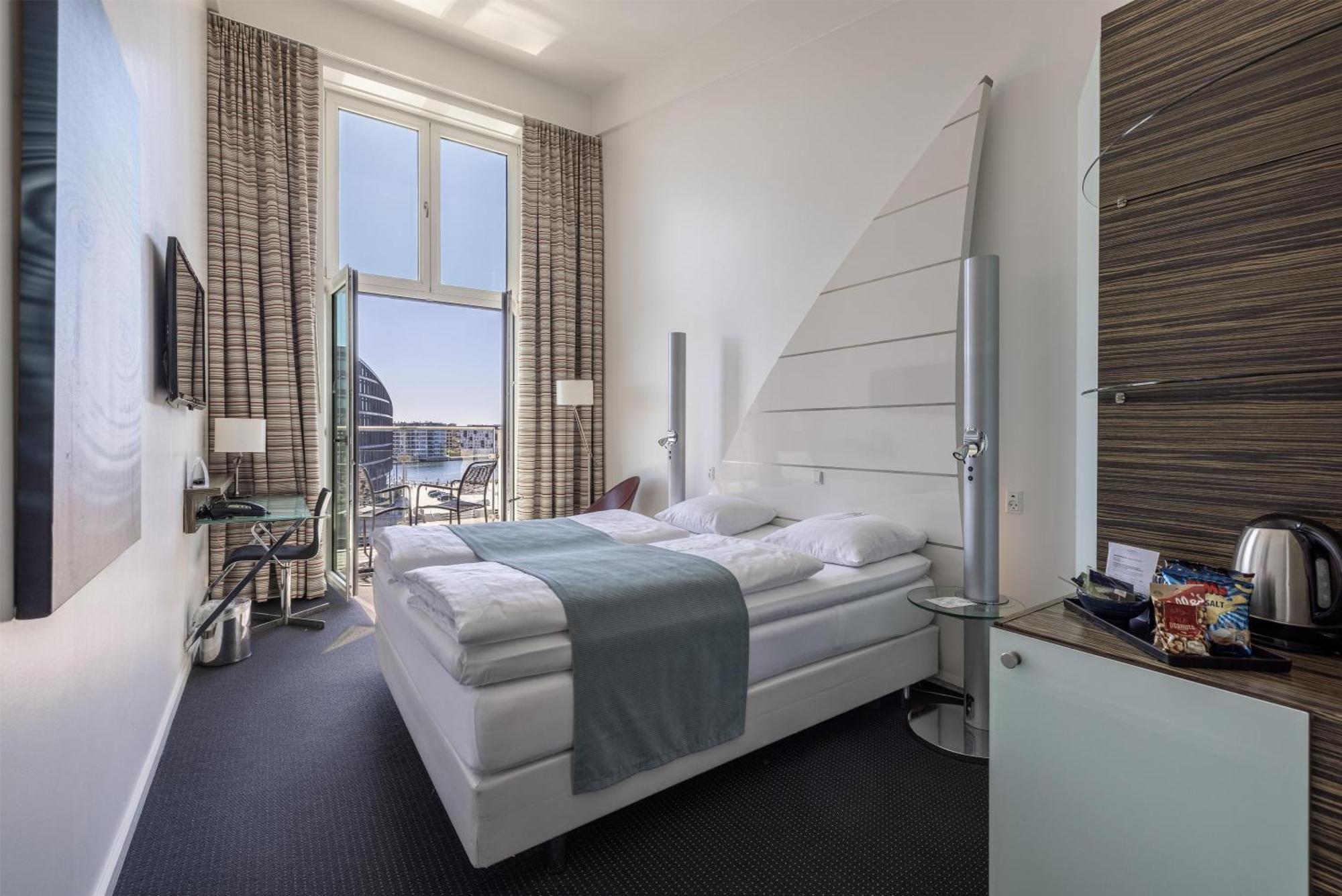Executive w or Balcony Canal View & Lounge