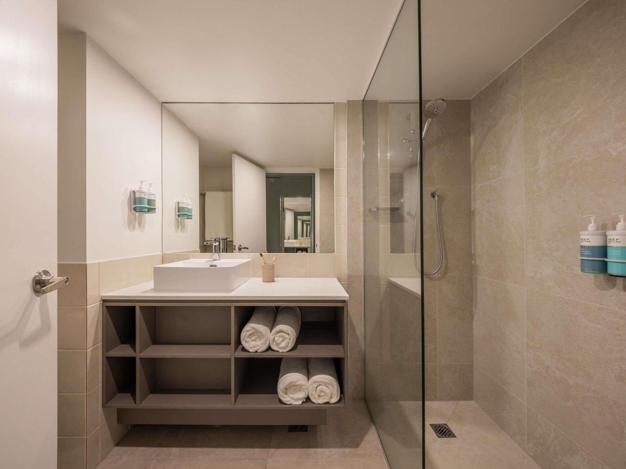 Habitación Doble Deluxe con cama grande y vistas a la piscina