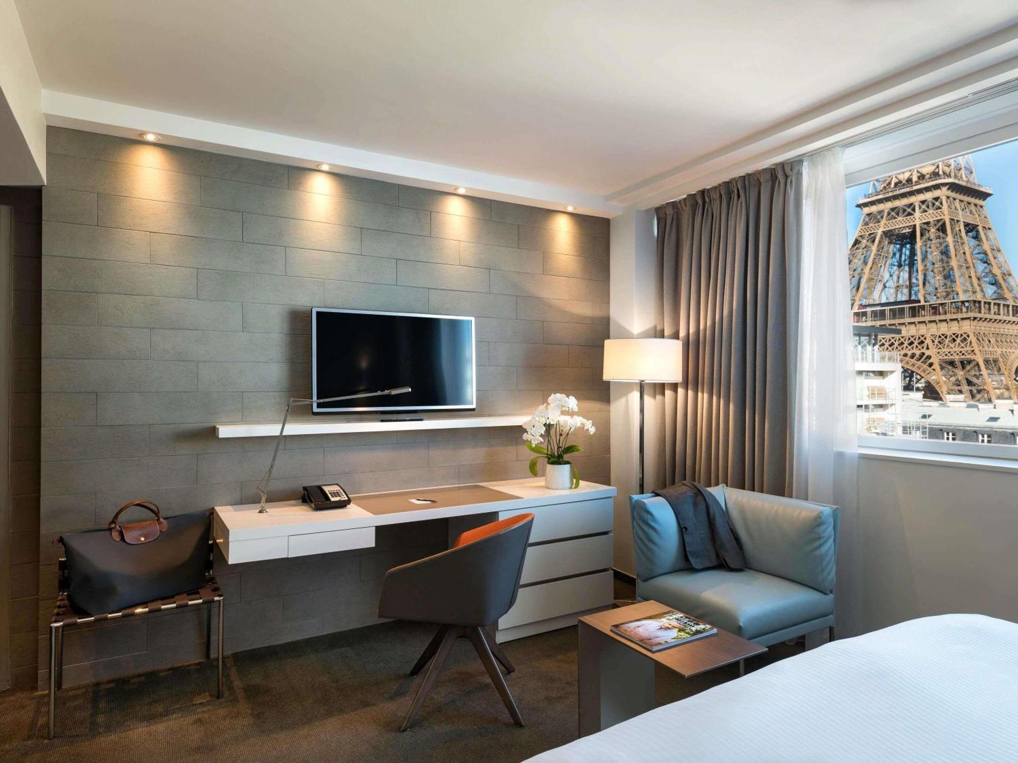 Superior King Room Eiffel Tower View