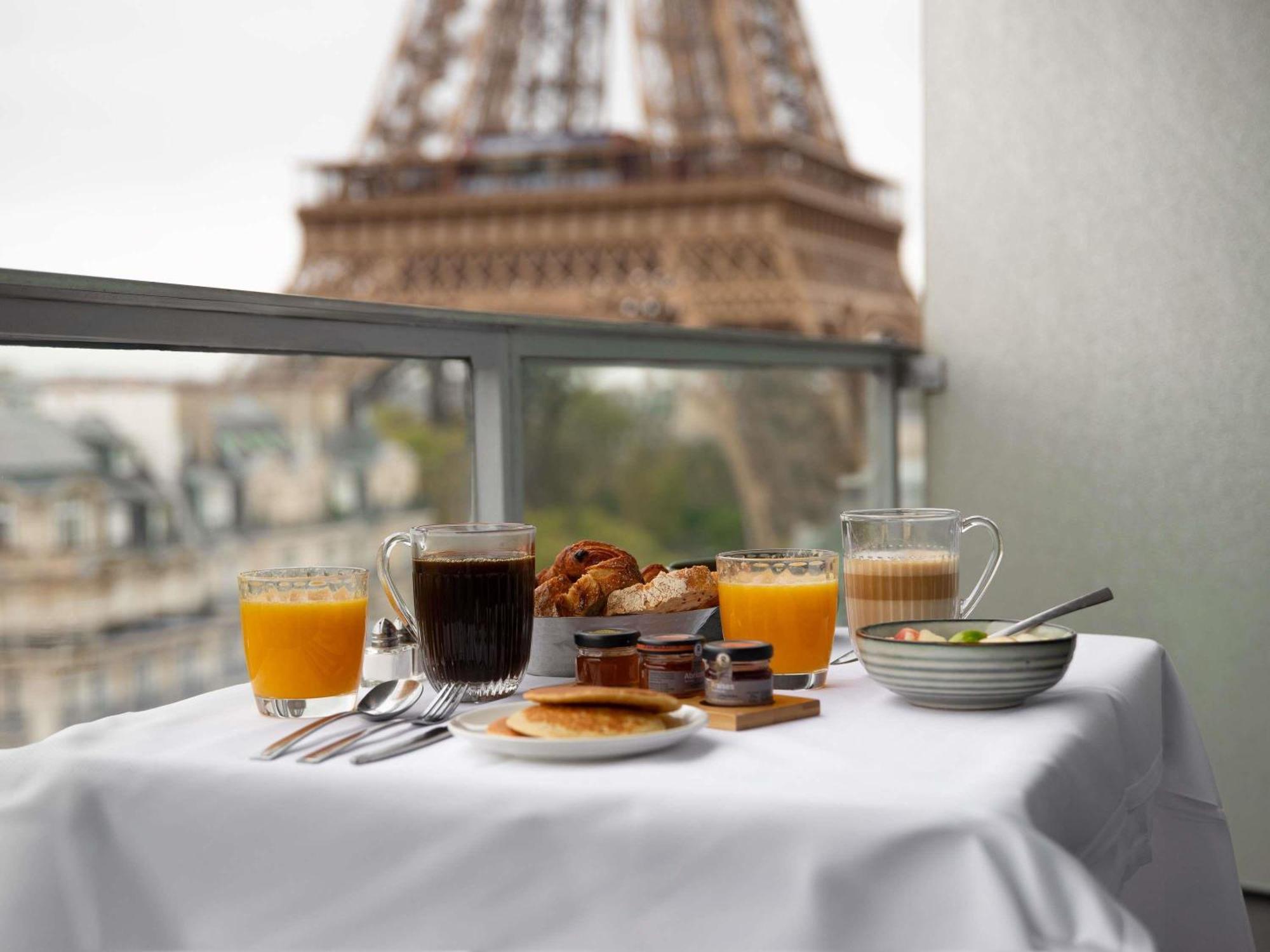 Deluxe King Room Balcony Eiffel Tower View