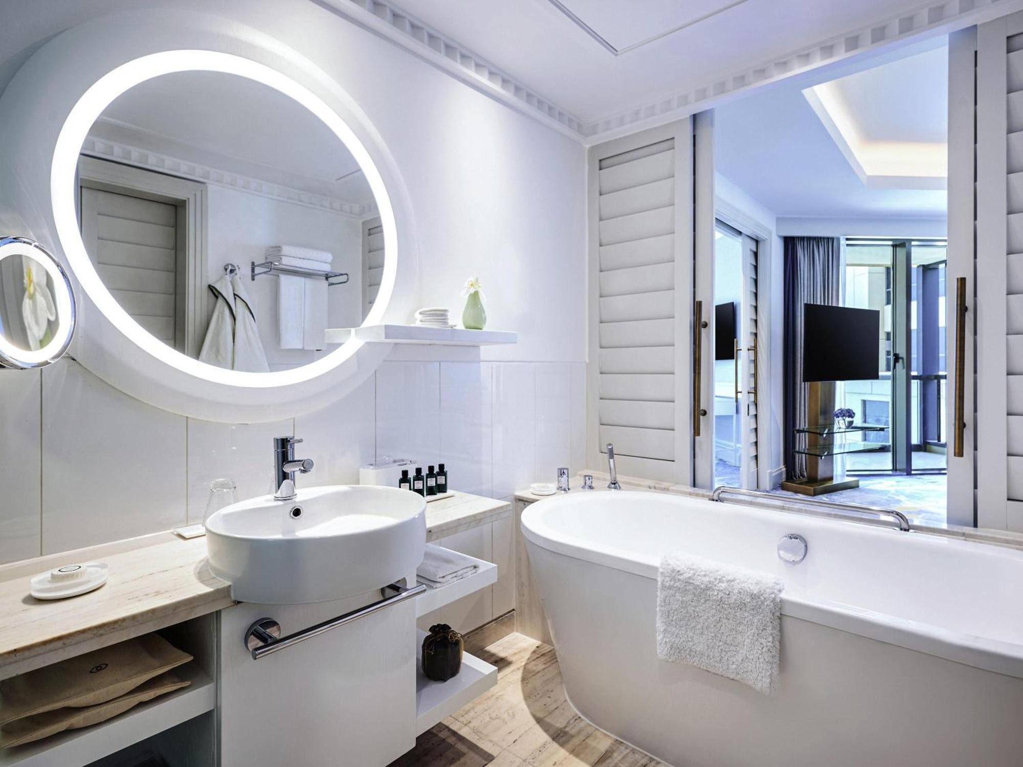 Junior King Suite Partial Sea View Club Access