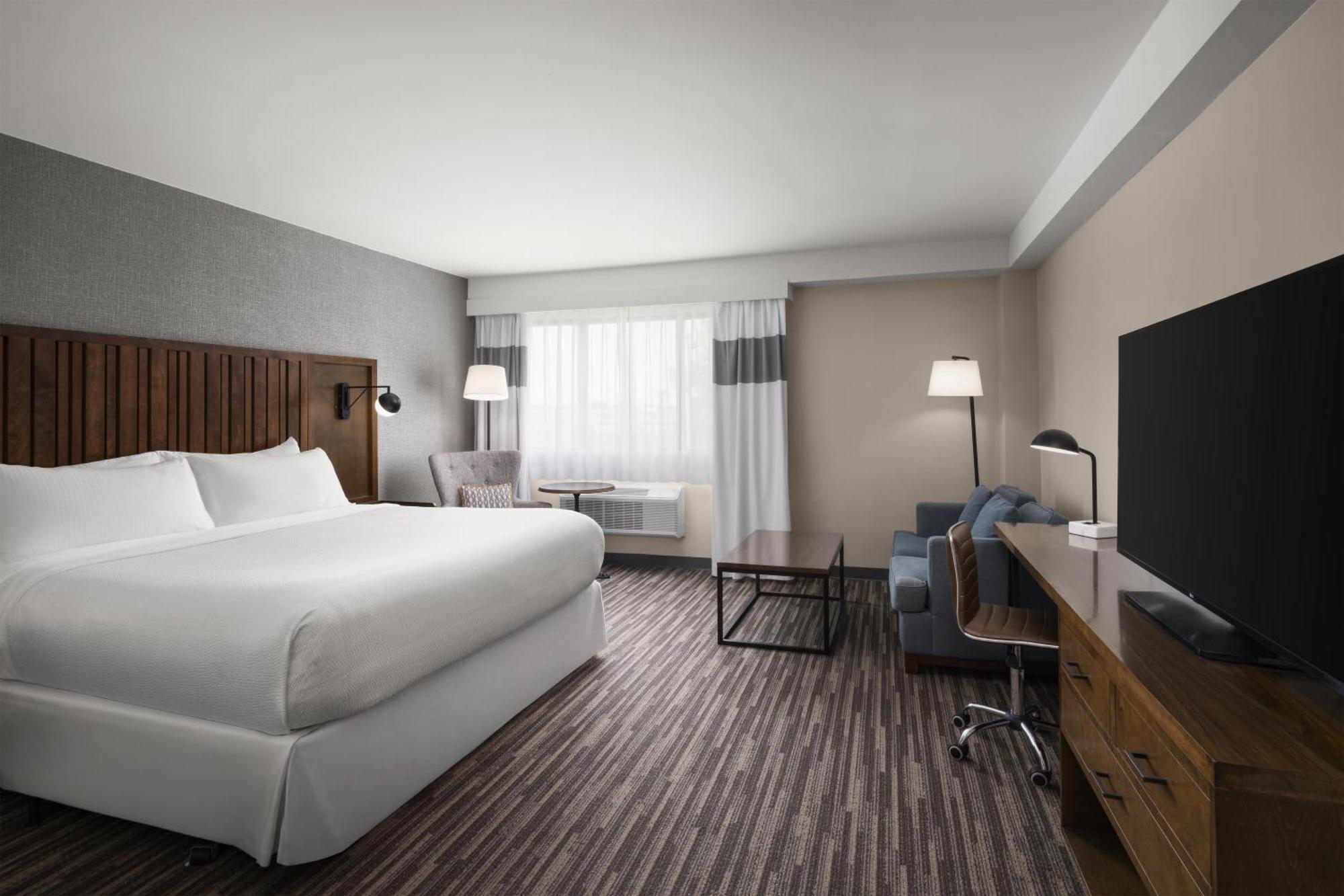 King Room with Spa Bath and Shower - Pet Friendly/Non-Smoking