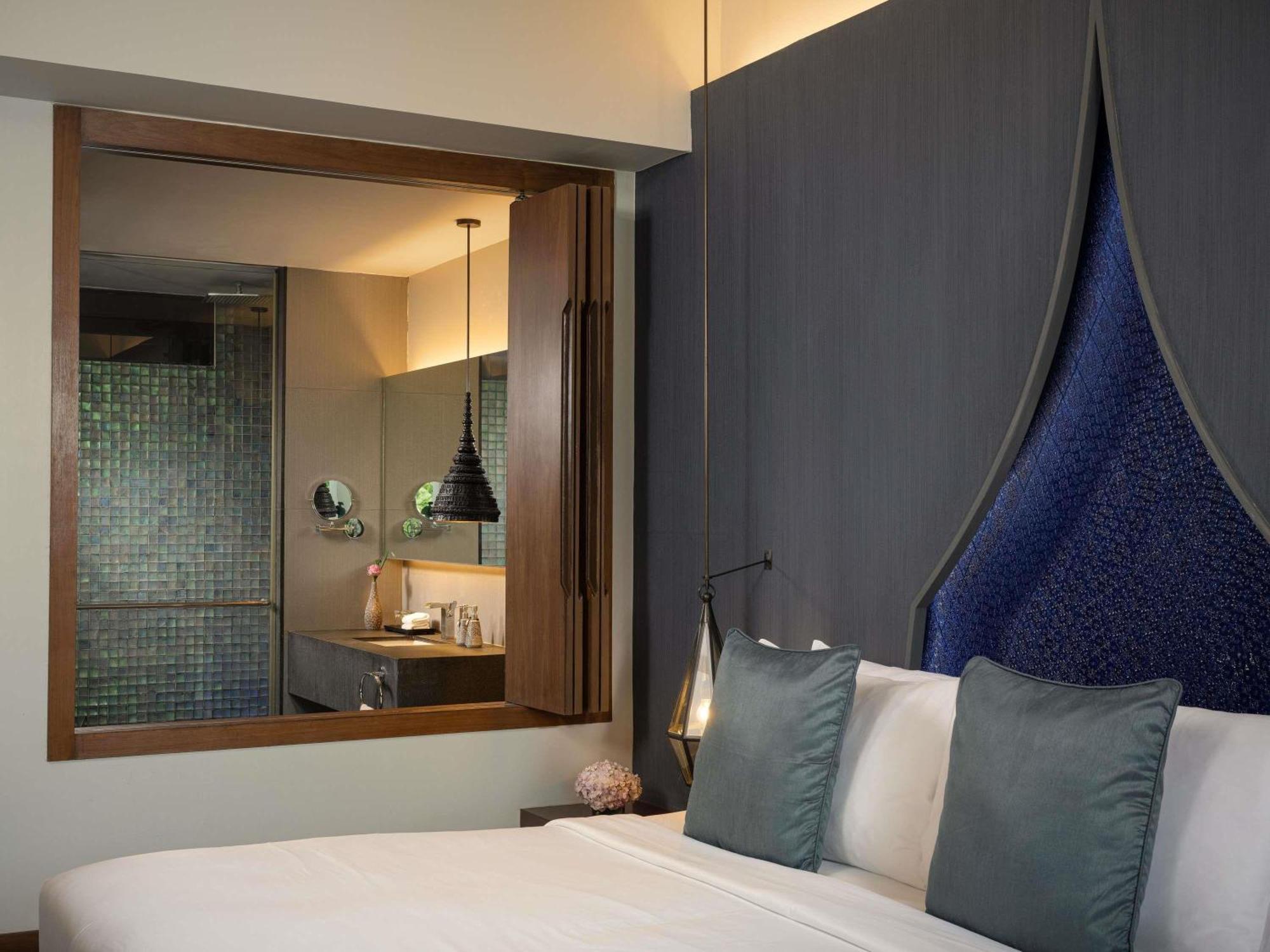 Deluxe Kamer met Kingsize Bed en Slaapbank - Uitzicht op het Zwembad