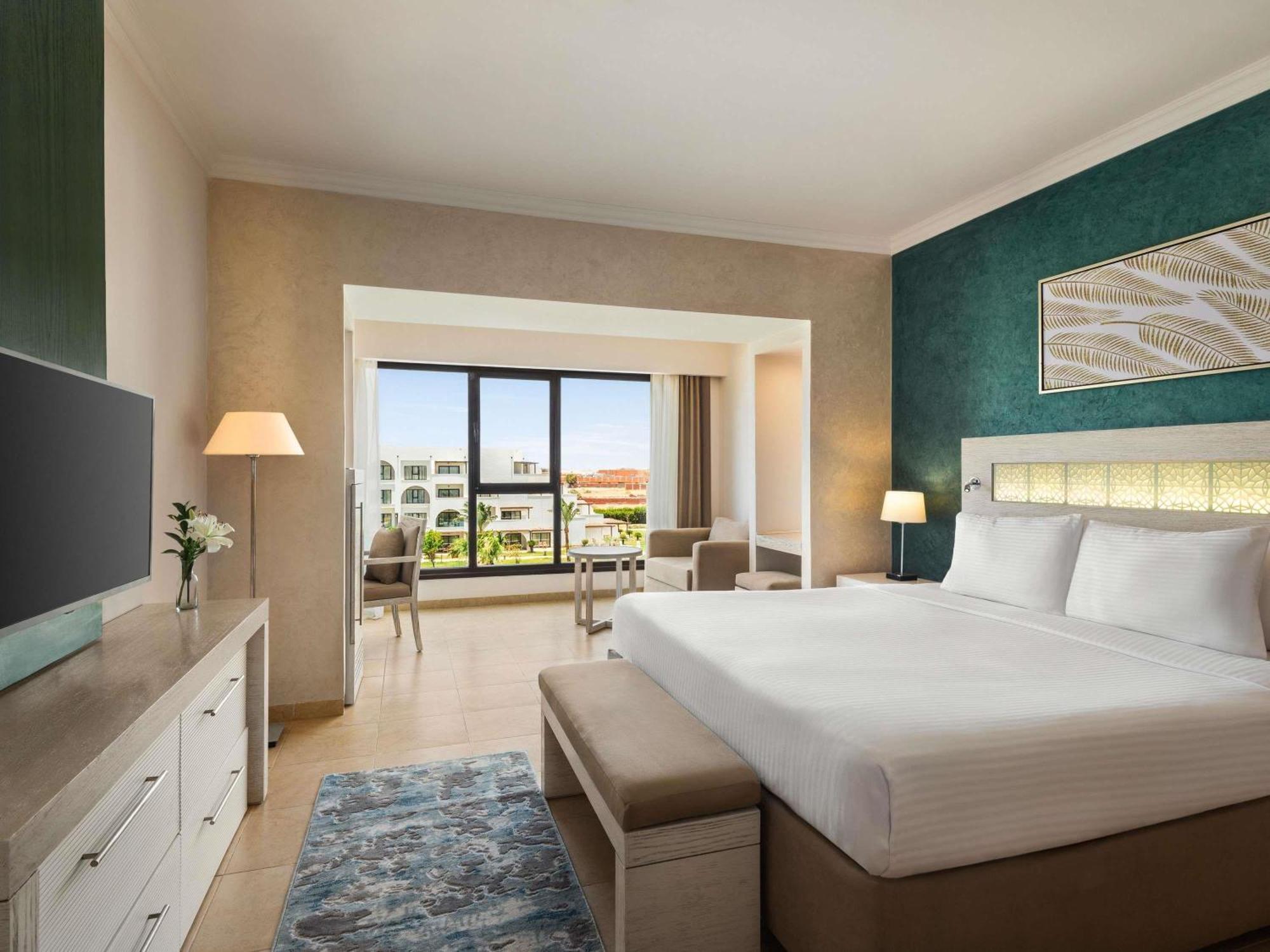 Deluxe Queen Room Pool View