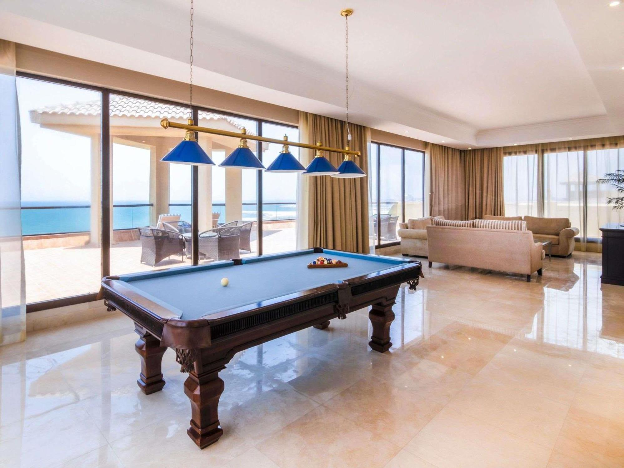 Five-Bedroom Royal Suite Three King Beds Four Twin Beds Sea View