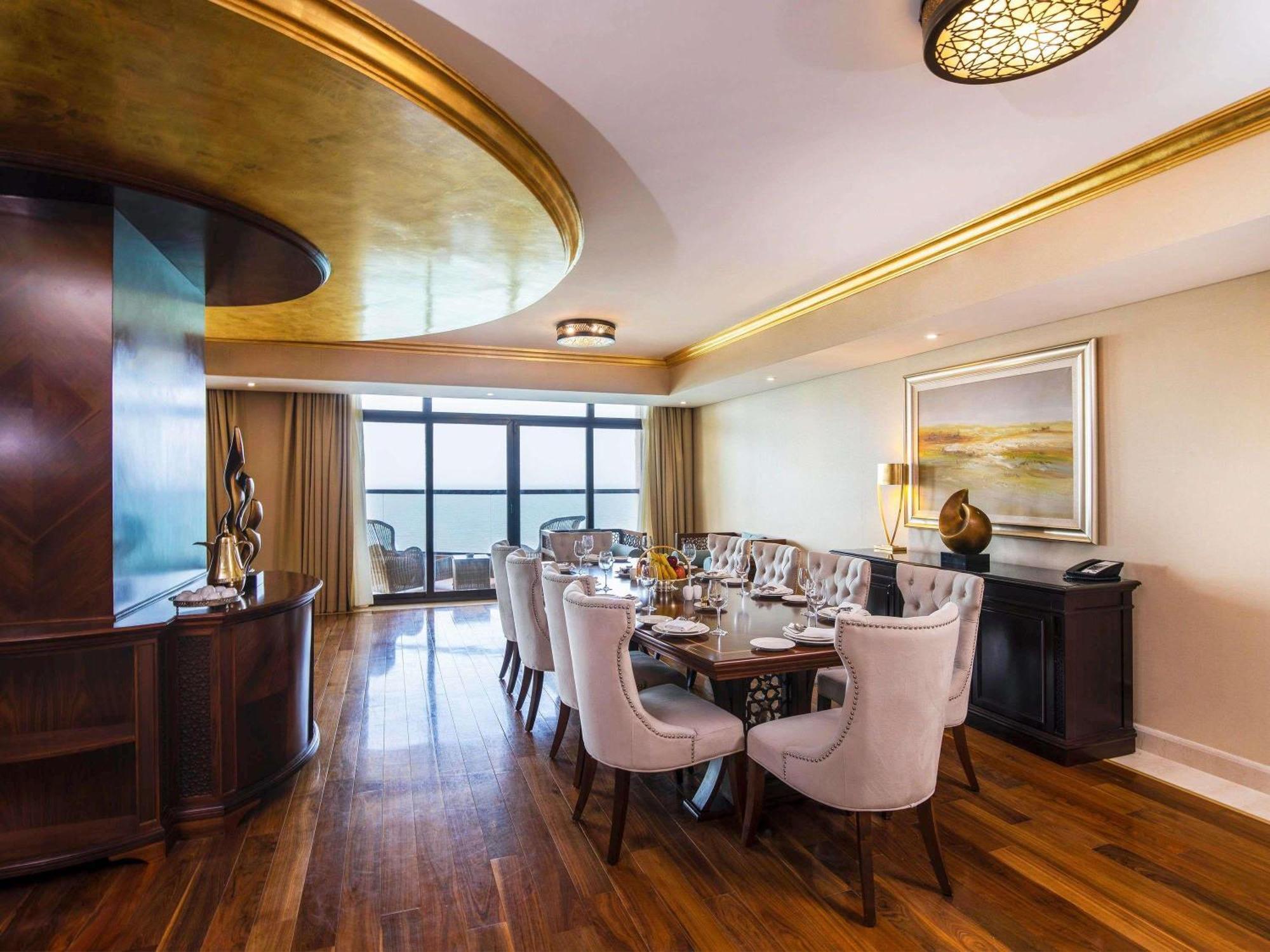 Five-Bedroom Royal Suite Three King Beds Four Twin Beds Sea View