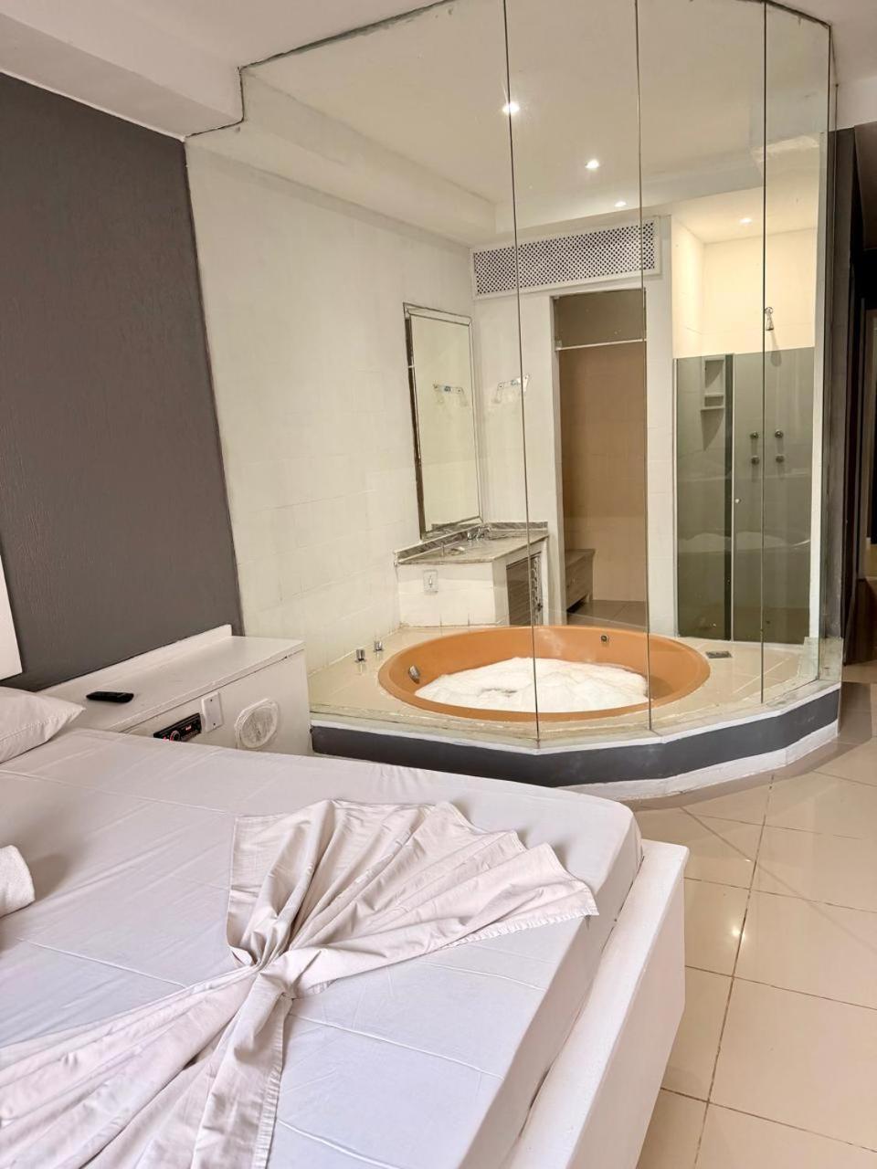 Deluxe Suite Spa Bath