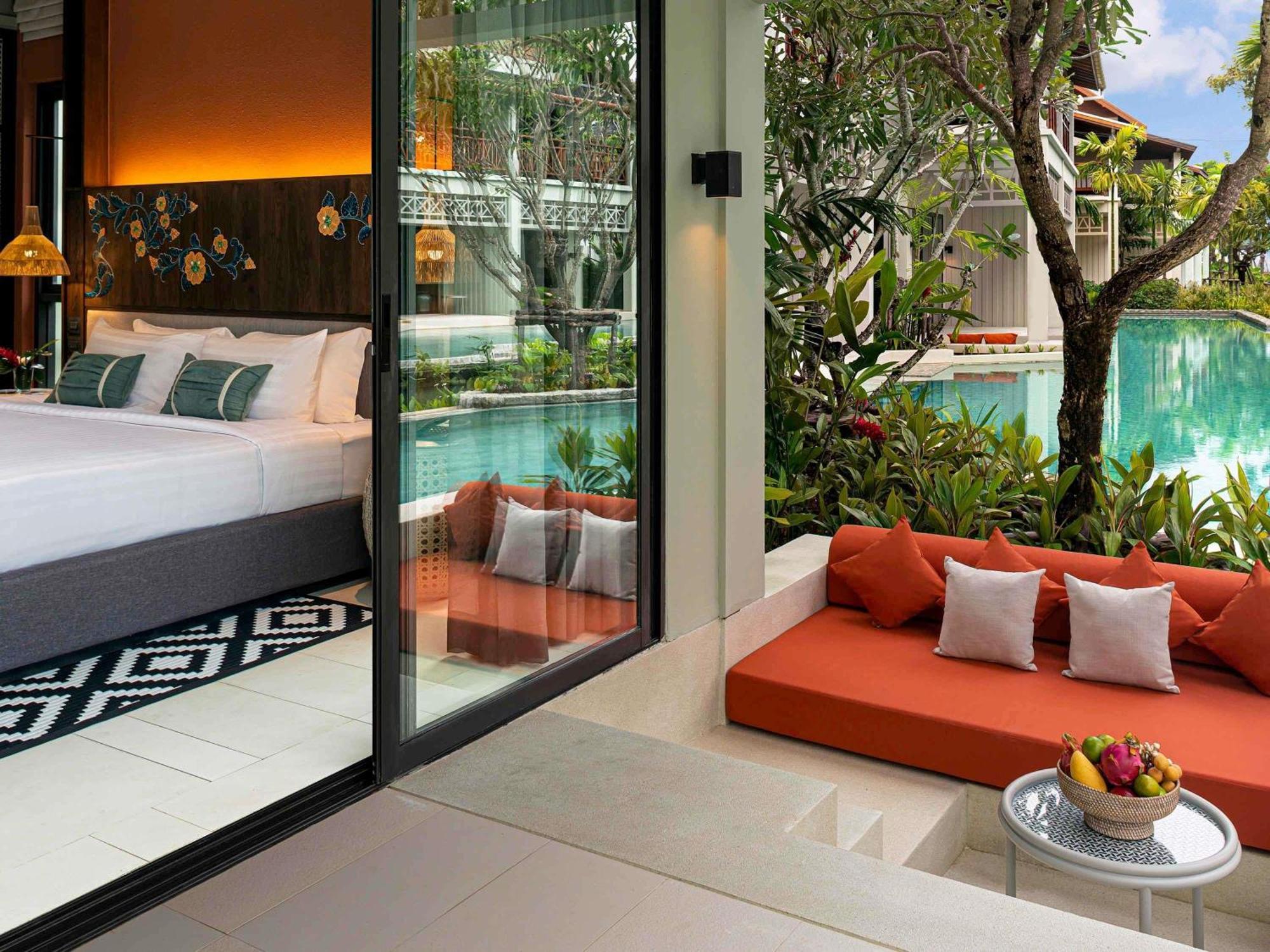 Deluxe King Room Pool Access