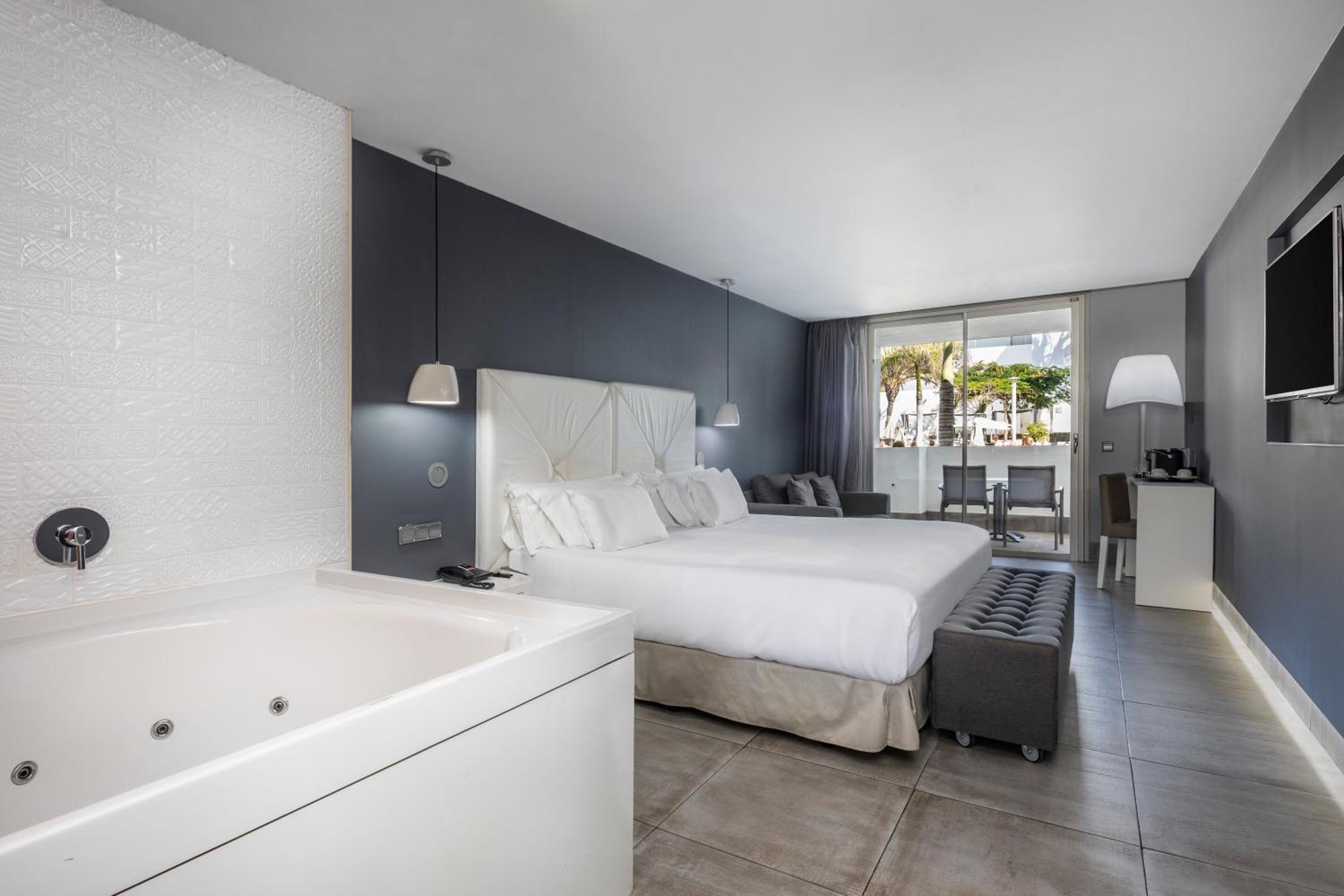 Deluxe Double or Twin Room Spa Bath