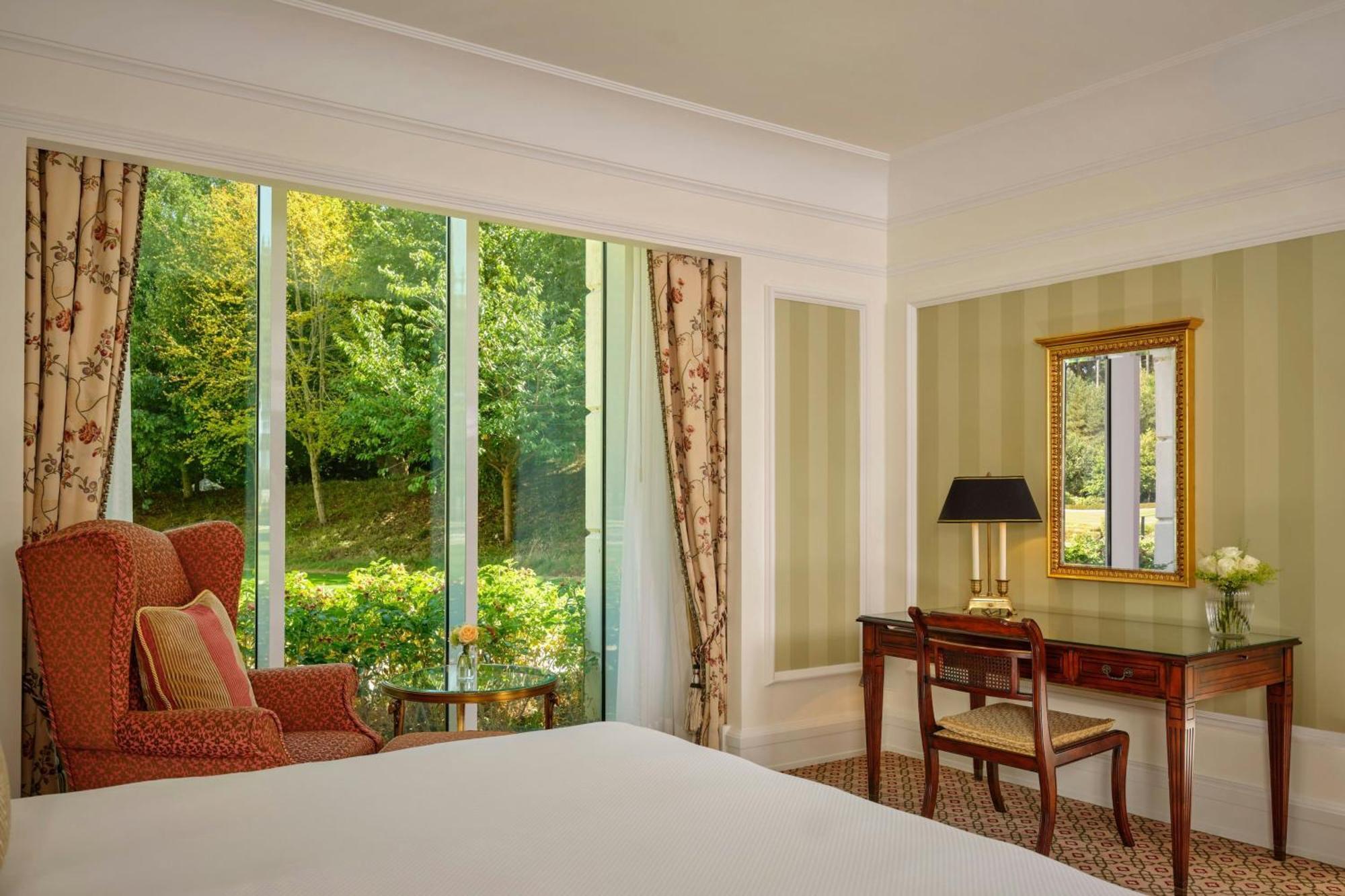Guestroom King Bed & Mountain View