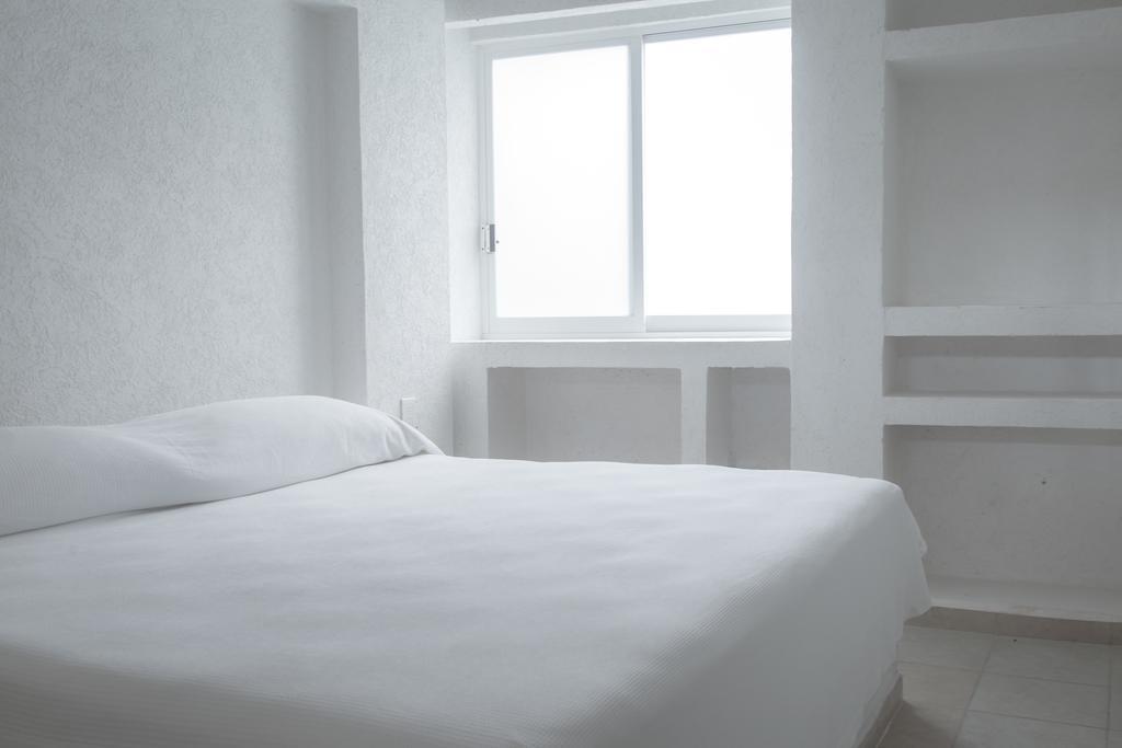 Habitación con cama extragrande.
