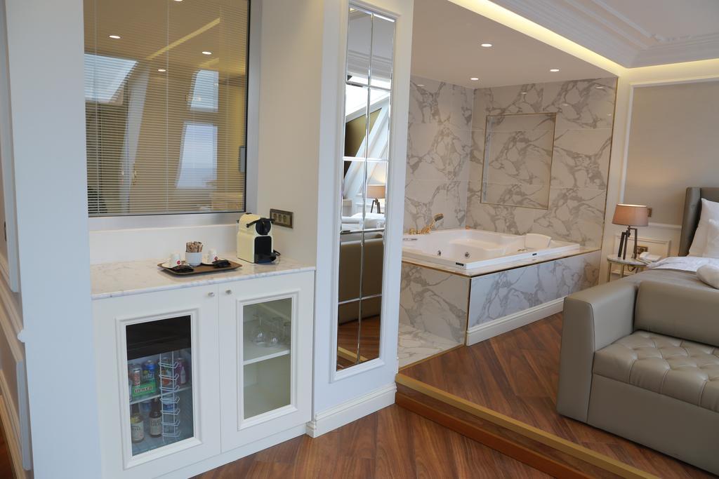 Suite met Kingsize Bed en Uitzicht op Zee