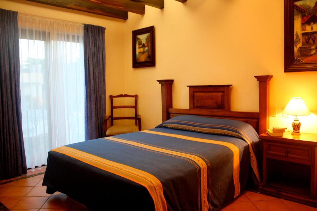 Habitación con cama grande