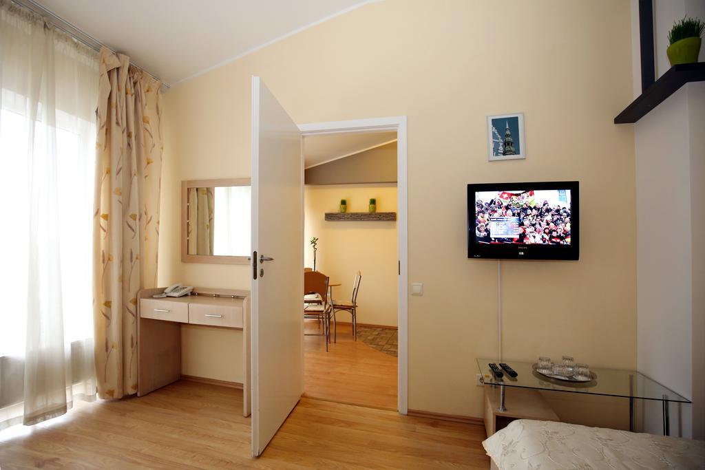 Family Room (2 Adults + 1 Child)