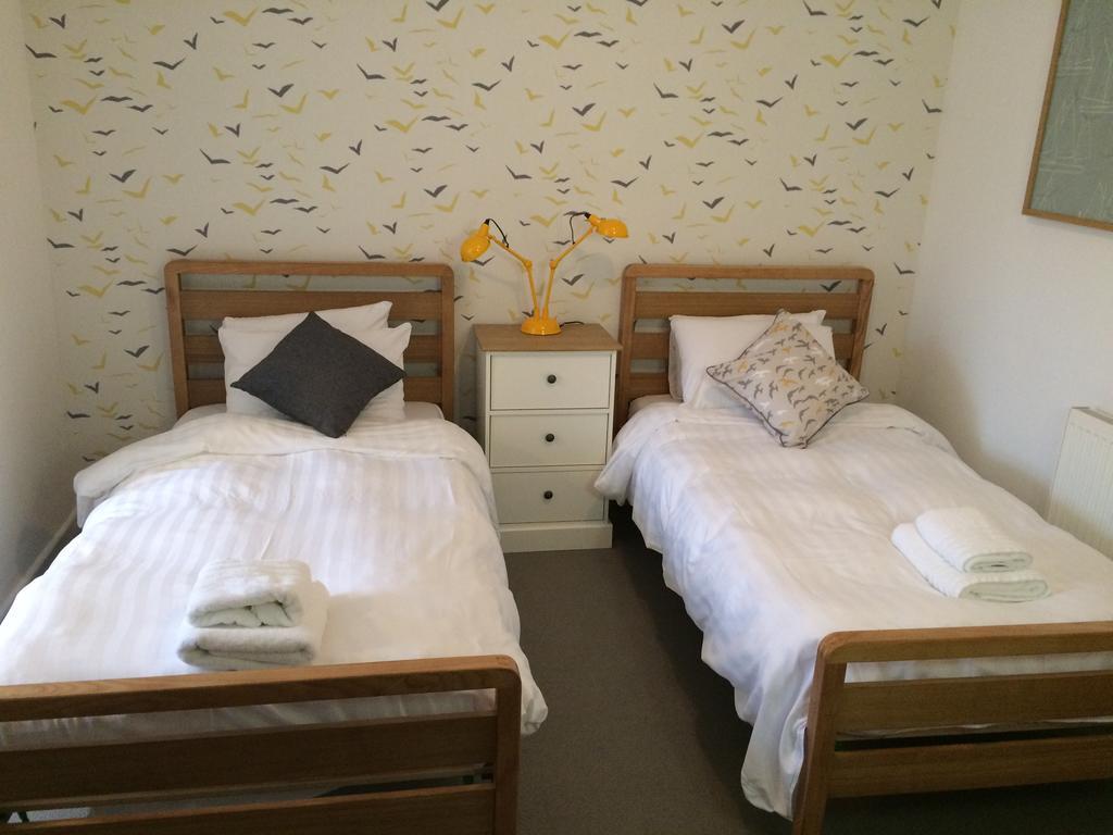 Tweepersoonskamer met 2 Aparte Bedden en Gedeelde Badkamer