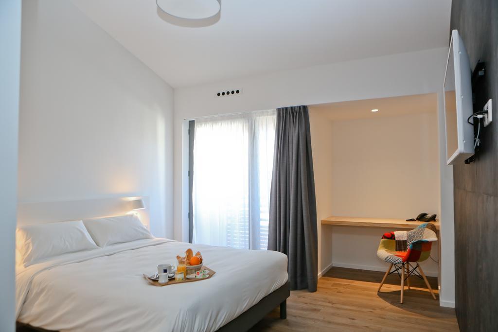 Double Room Shower,205331950:JPEG
