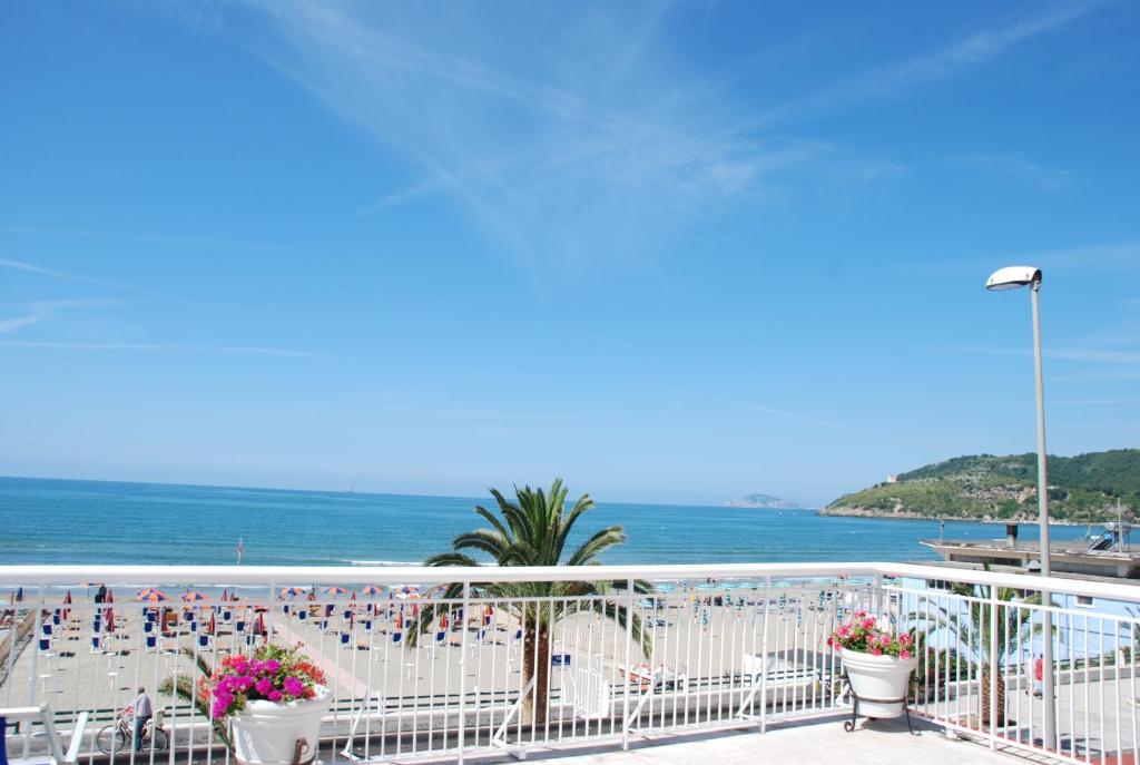 Camera Familiare con Terrazza e Vista Mare