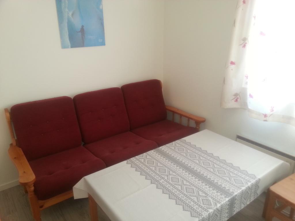 Tweepersoonskamer met 2 Aparte Bedden en Gedeelde Badkamer