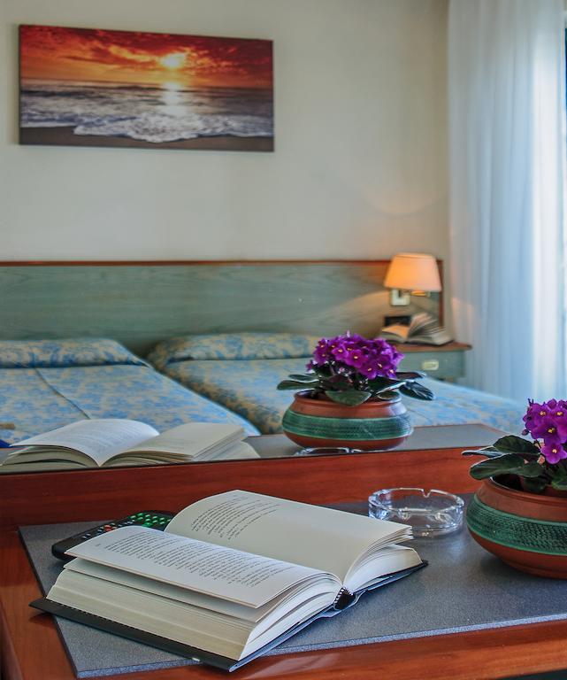 Doppel-/Zweibettzimmer mit seitlichem Meerblick