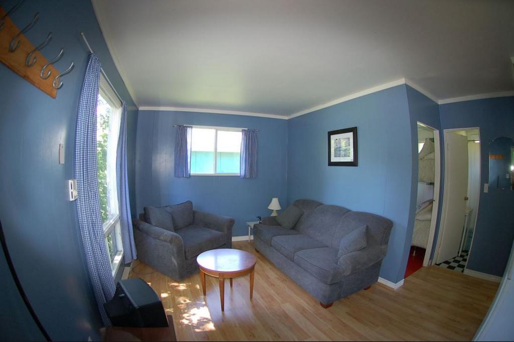 Two-Bedroom Cottage with Lake View