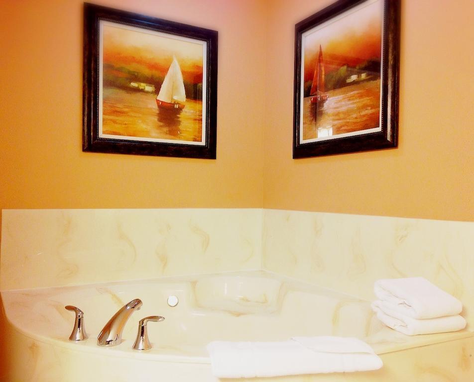Queen Suite with Spa Bath