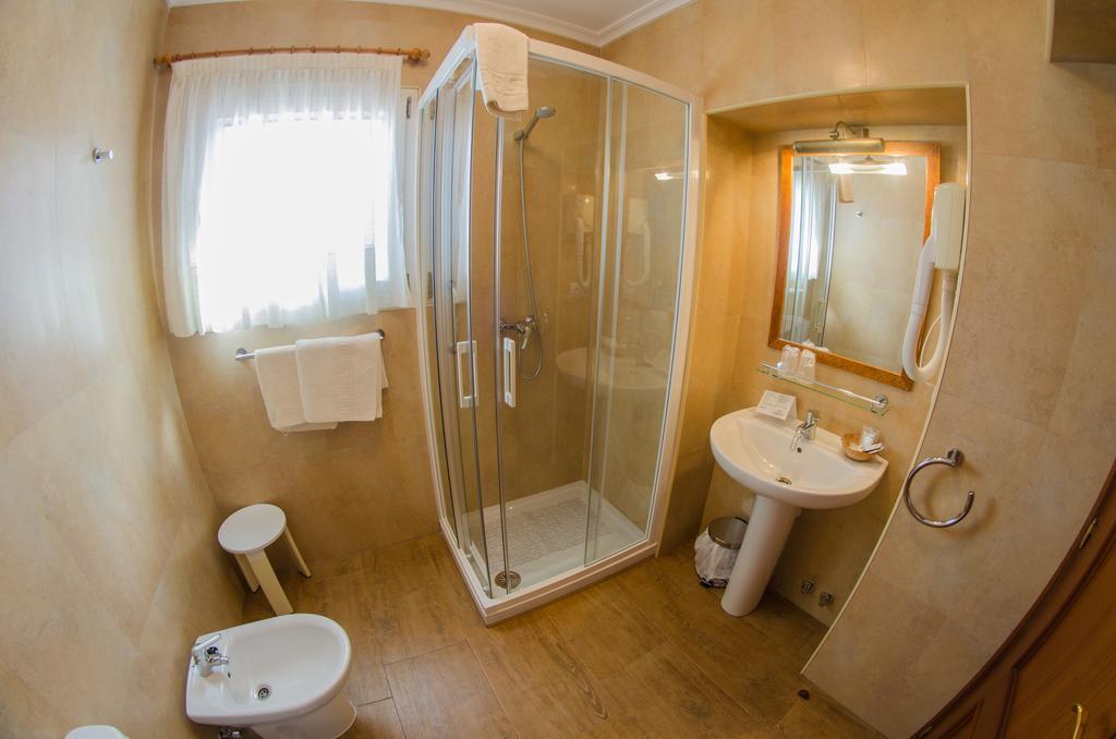 Habitación con cama grande