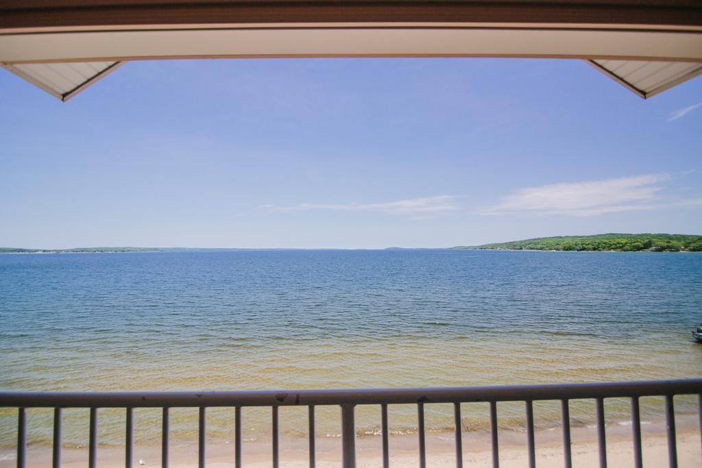 Zimmer mit 2 Queensize-Betten und Aussicht zur Bucht