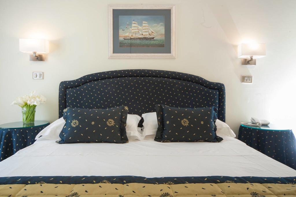 Classic Double or Twin Room Lateral Sea View,961437790:JPEG
