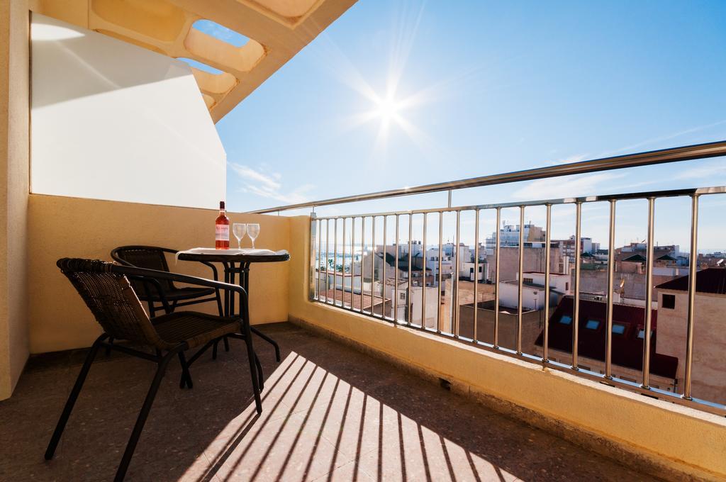 Deluxe tweepersoonskamer met balkon en uitzicht op zee