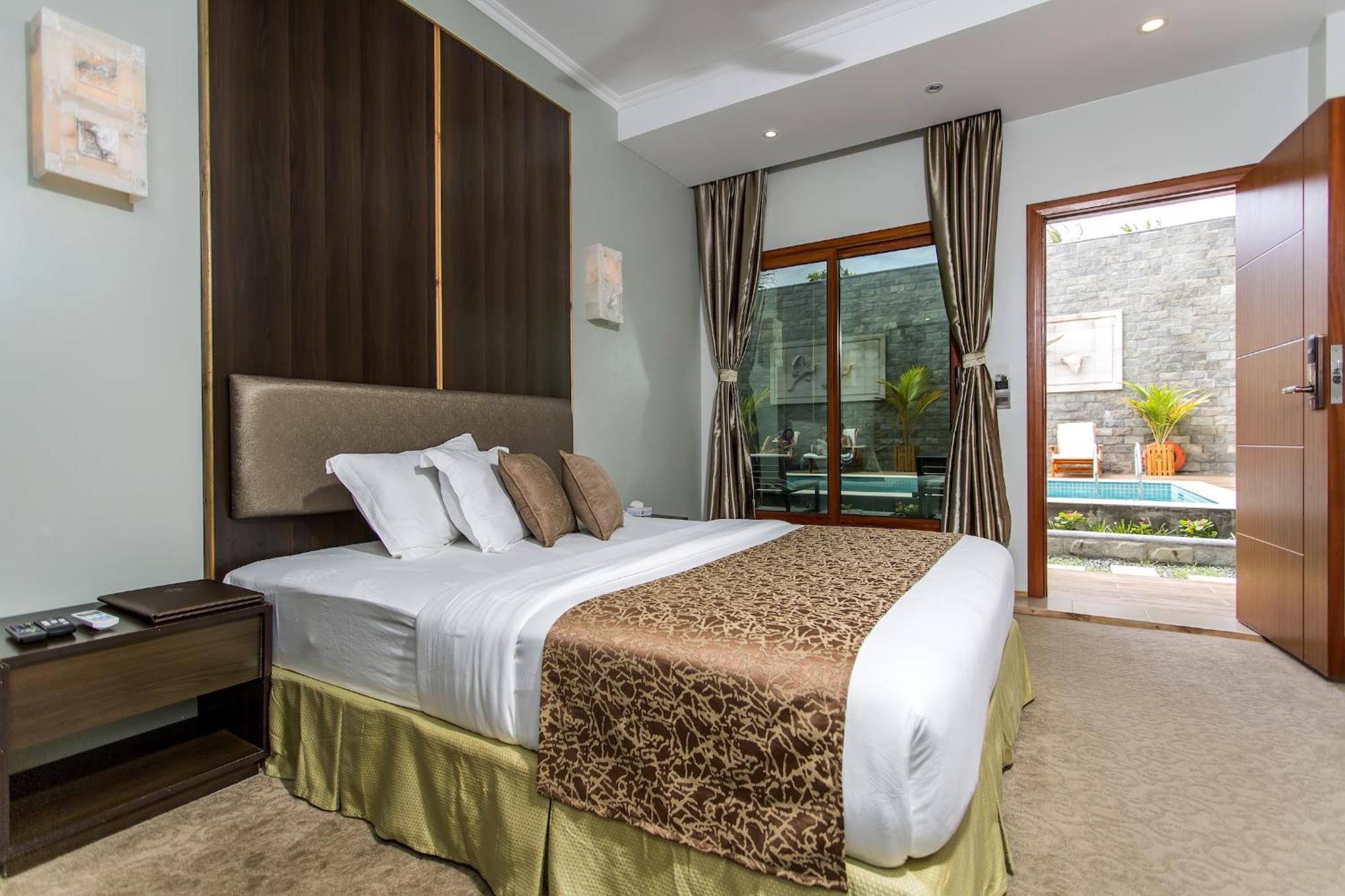 Deluxe Double Room Pool View Return Speed Boat Transfer Sand Bank Excursion & Dolphin Watching
