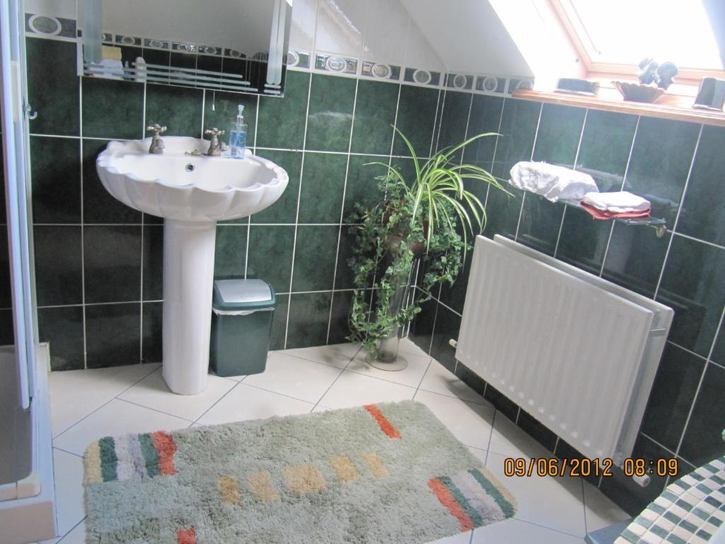 Basic Triple Room with Private Bathroom