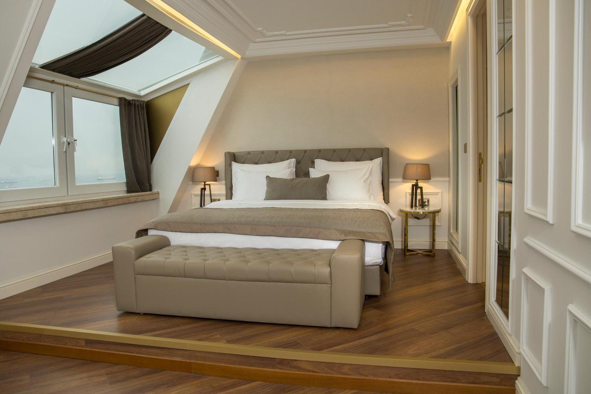 Suite met Queensize Bed en Uitzicht op Zee