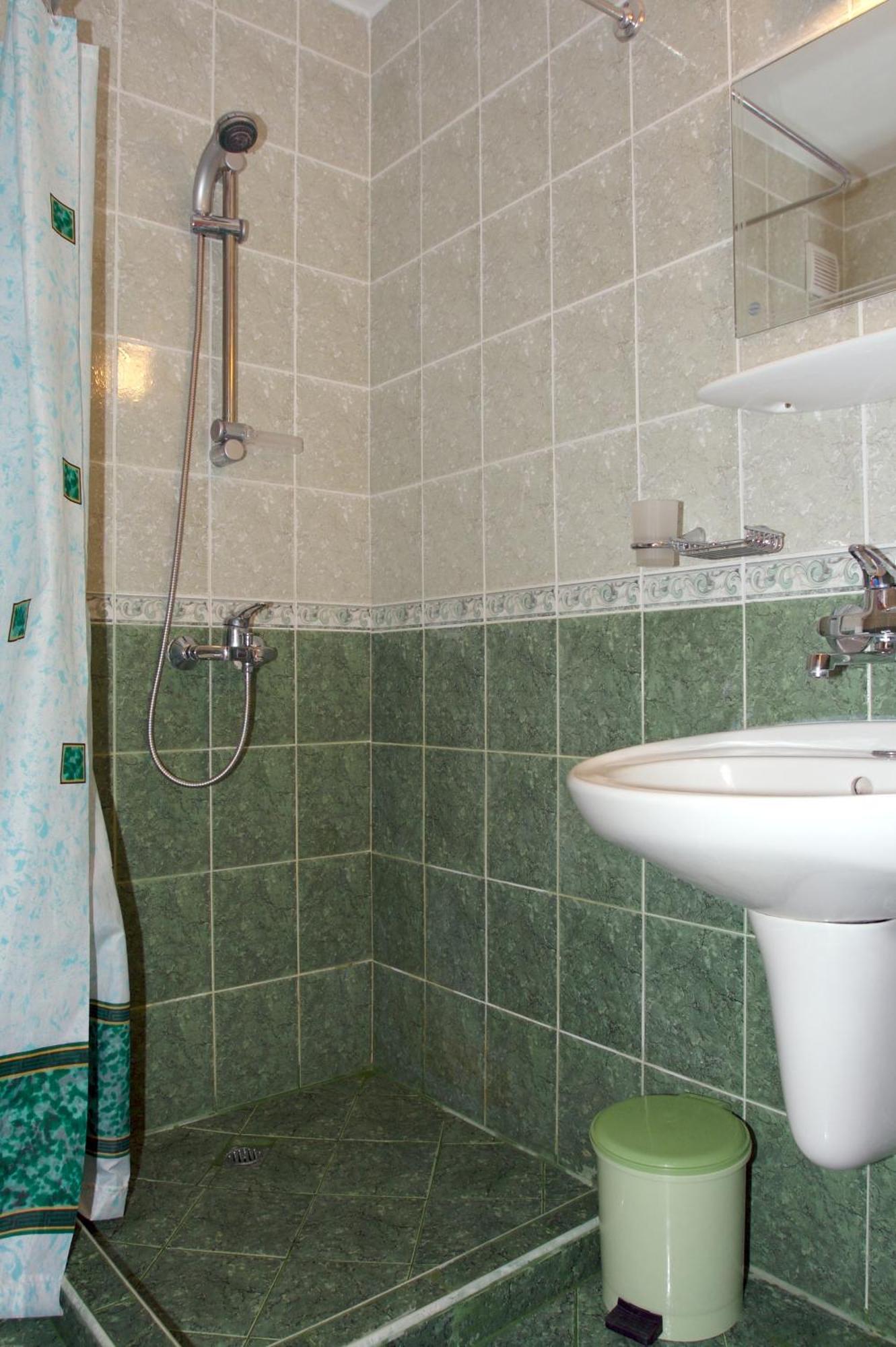 Chambre Lits Jumeaux avec Lit d'appoint (2 Adultes + 1 Enfant) - Connexion Wi-Fi Gratuite