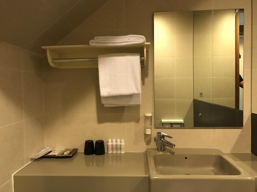 Suite con cama grande y jardín en la azotea