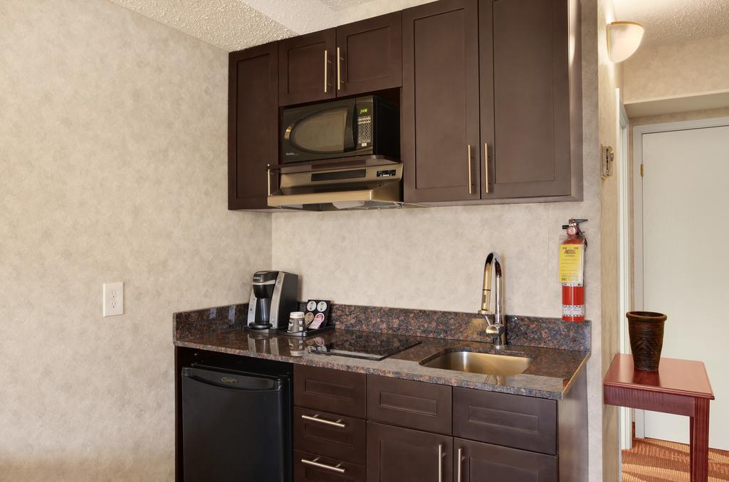 Deluxe King Suite - Non-Smoking