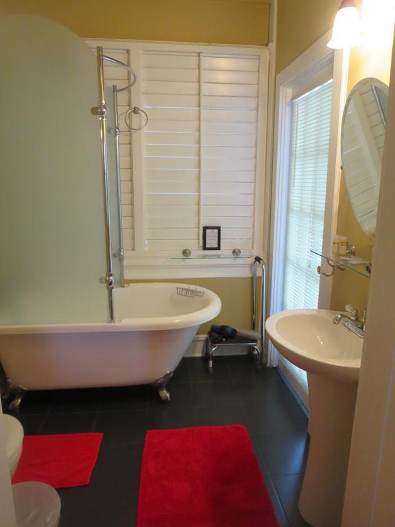 Habitación con cama grande