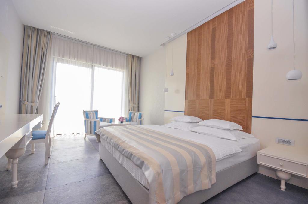 Doppel-/Zweibettzimmer mit Balkon