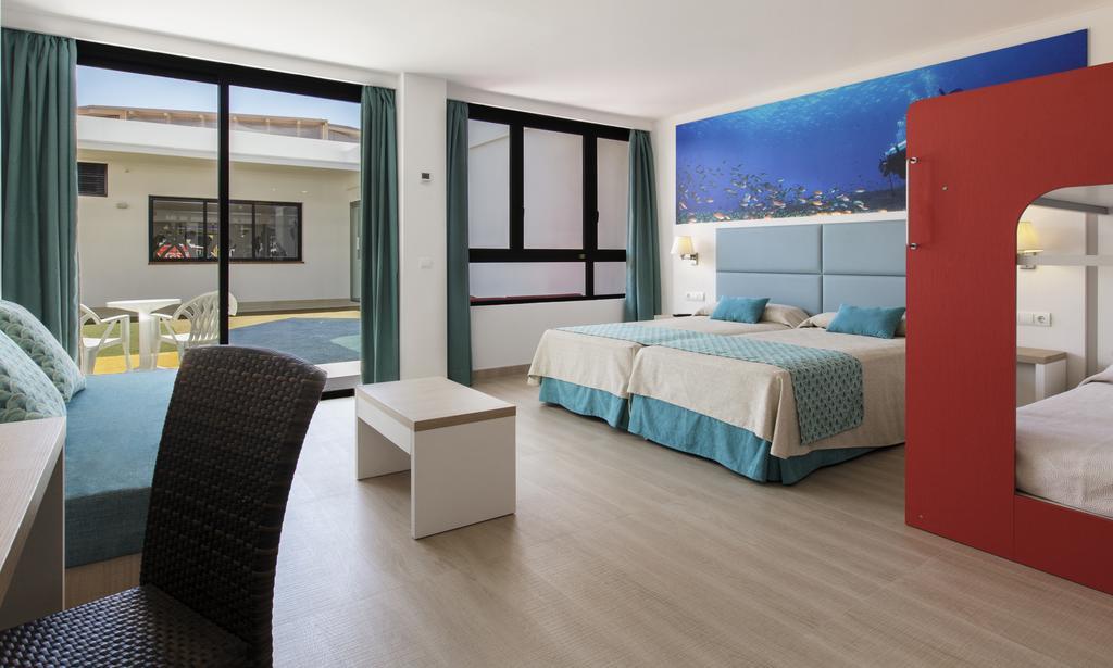 Family Room (2 Adults + 2 Children)