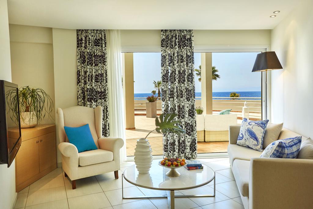 Master Suite mit Terrasse und Panoramablick auf das Meer
