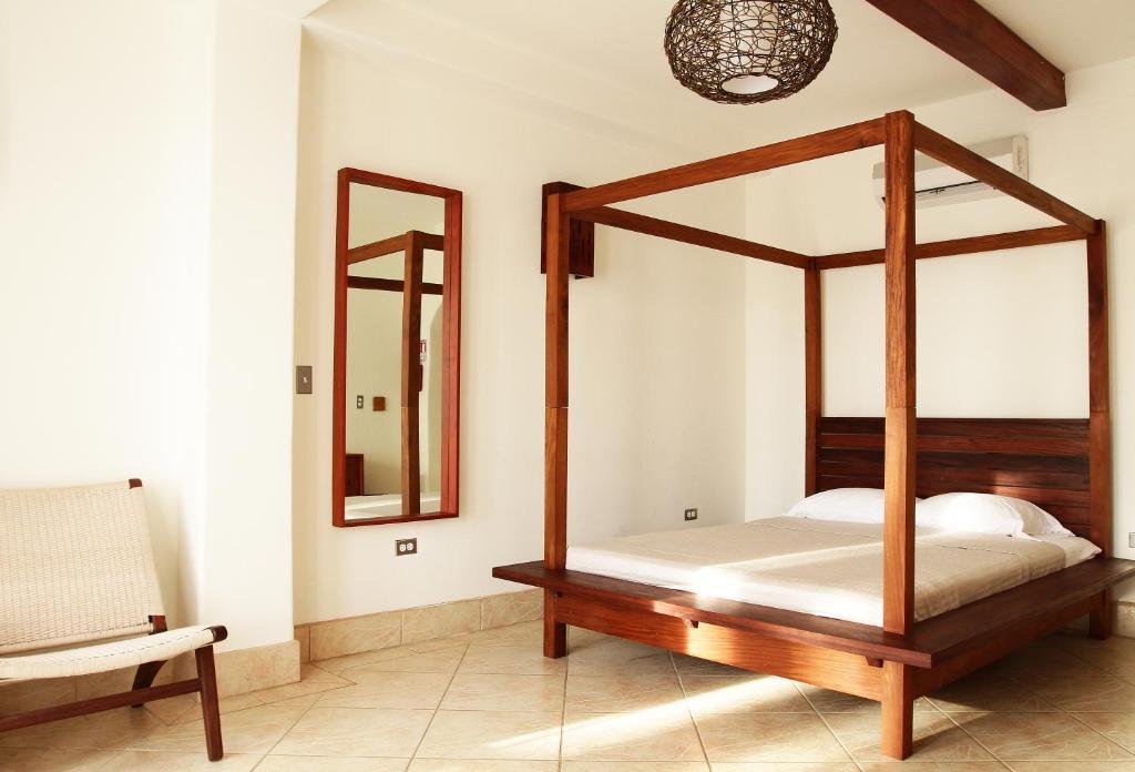 Habitación con cama grande