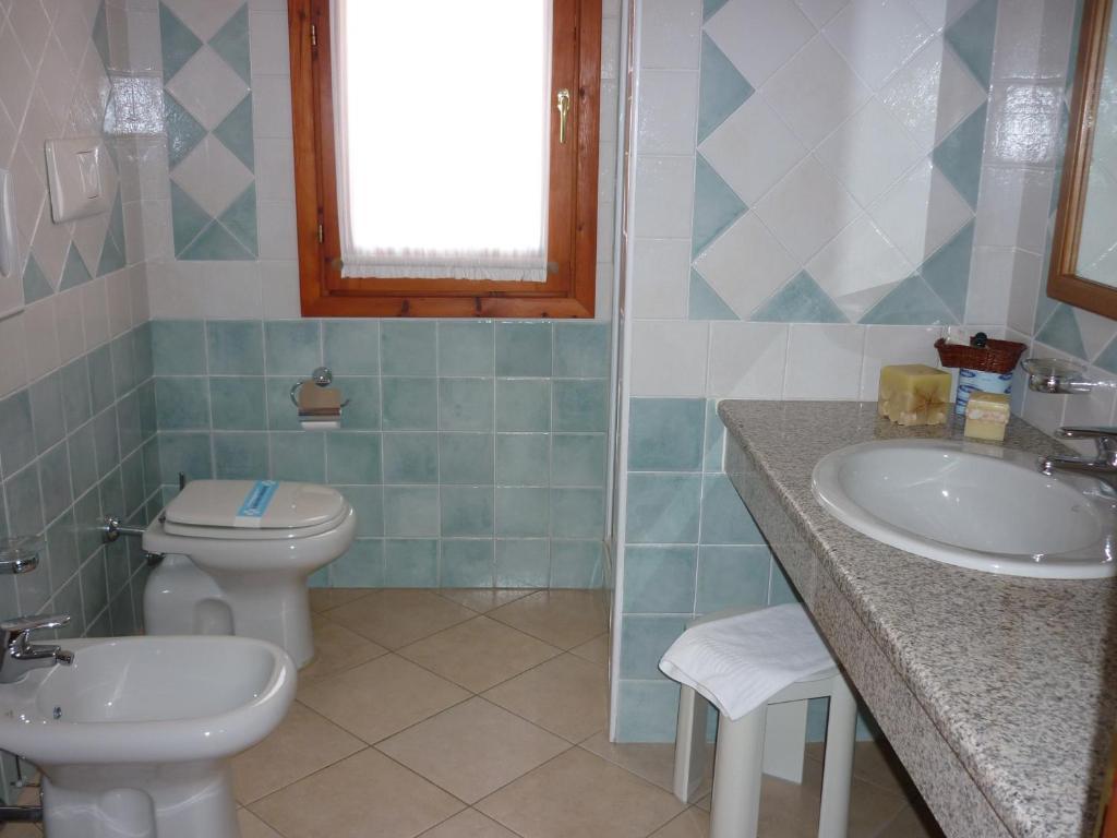 Doppel- oder Zweibettzimmer mit Garten- und Poolblick