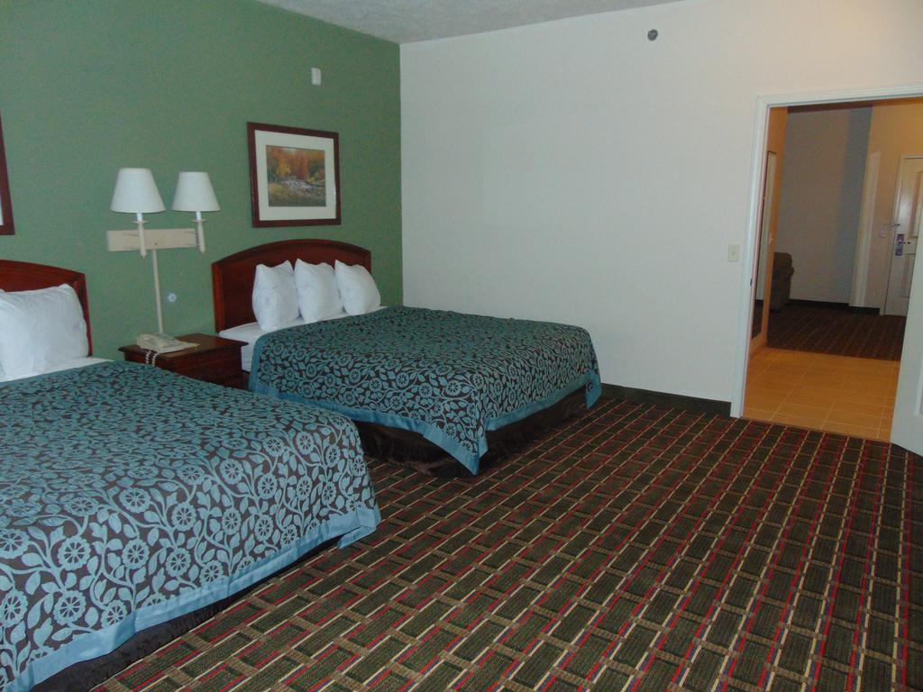 Deluxe Queen Suite - Non-Smoking